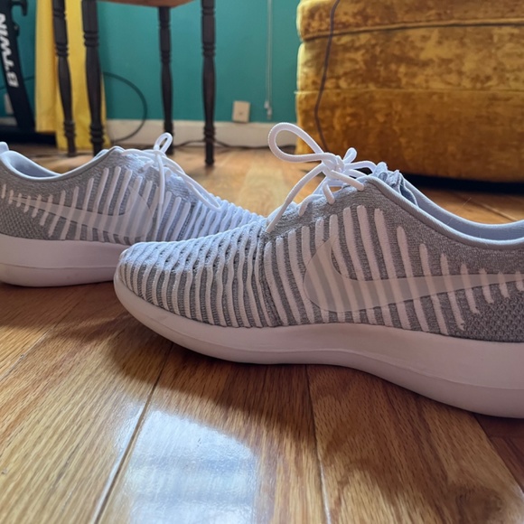 Nike Roshe Two Flyknit Women’s Size 10 Sneakers - Picture 2 of 6